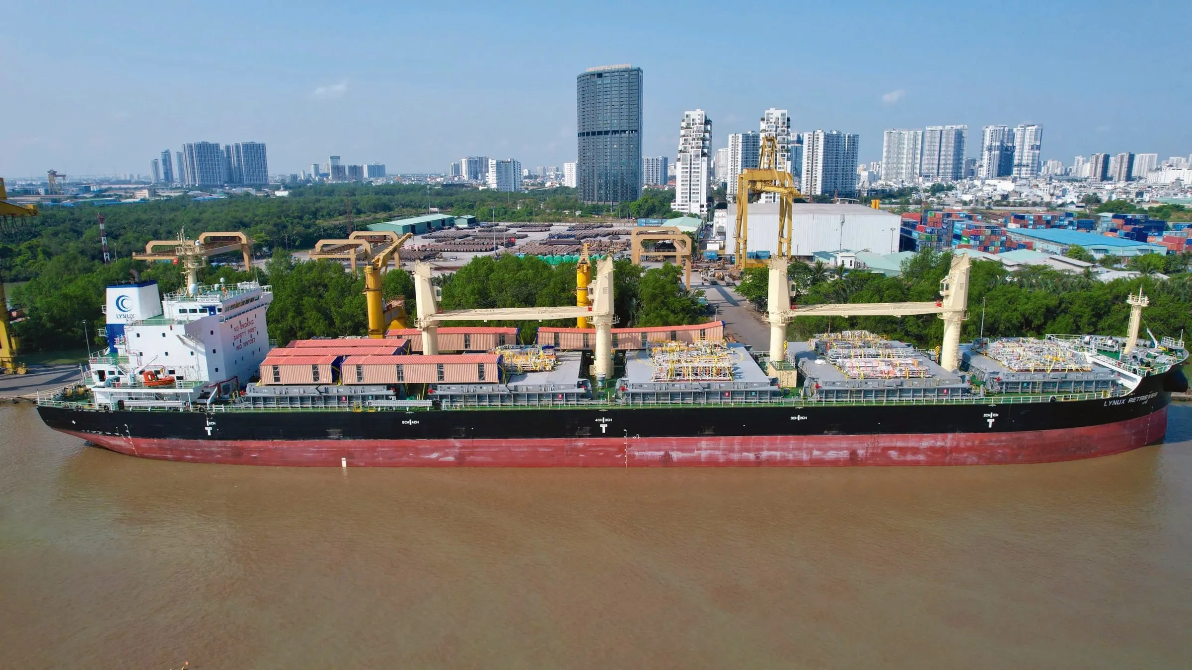 Tàu hàng dự án của GLOGIMEX làm hàng tại cảng TP. Hồ Chí Minh
